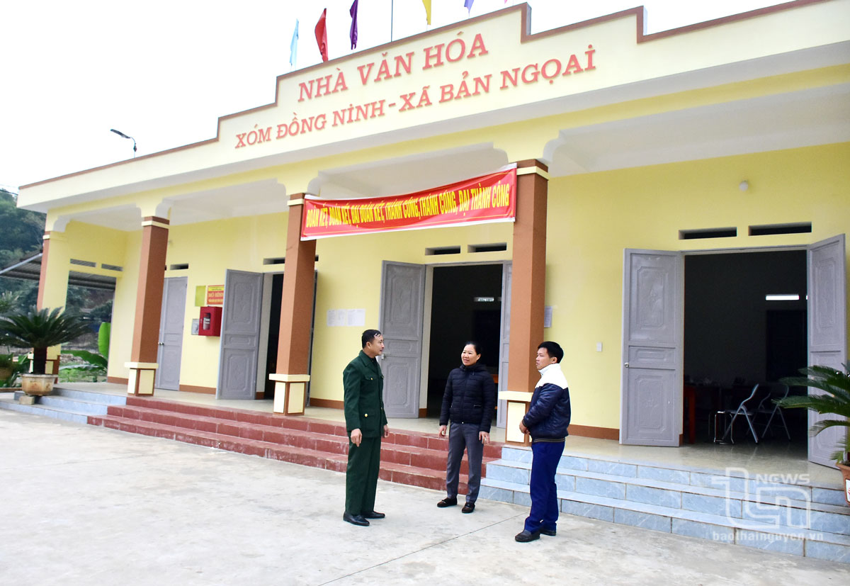 Cựu chiến binh xóm Đồng Ninh tiên phong đóng góp tiền, ngày công lao động để mở rộng khuôn viên, xây mới nhà văn hoá xóm.