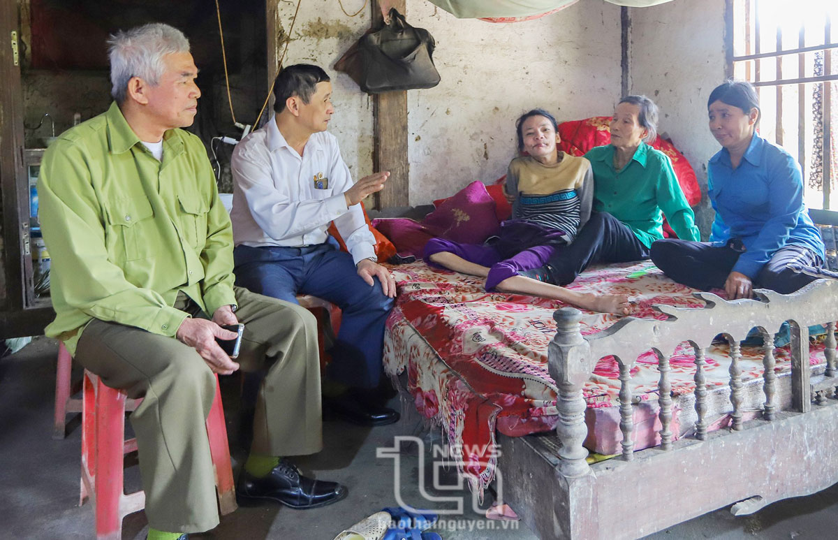 Lãnh đạo Hội Nạn nhân CĐDC huyện Định Hóa thăm hỏi, động viên gia đình nạn nhân CĐDC Đào Thị Ngọc, xóm Đồng Tốc, xã Tân Thịnh.
