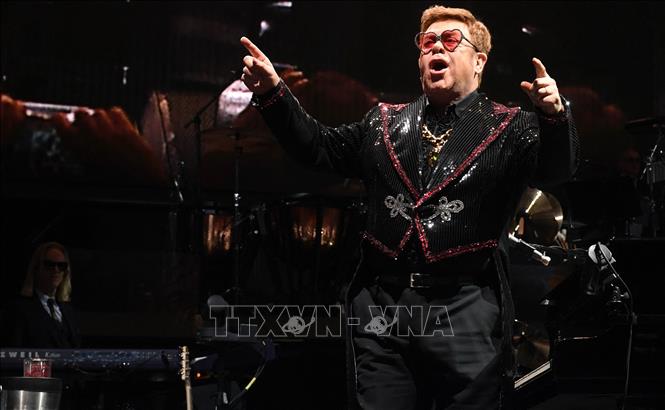 Danh ca Elton John biểu diễn trong chuyến lưu diễn Farewell Yellow Brick Road tại Munich, Đức. Ảnh tư liệu: AFP/TTXVN