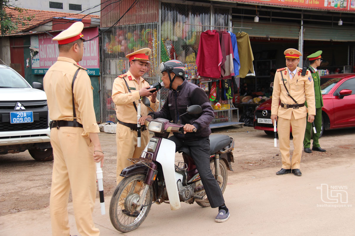 Đội Cảnh sát giao thông - Trật tự, Công an huyện Phú Bình thường xuyên kiểm tra nồng độ cồn tại các tuyến đường tỉnh, liên xã, xóm.