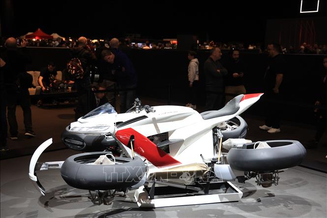 Mẫu LMV 496 Moto Volante của hãng Lazareth tại triển lãm.