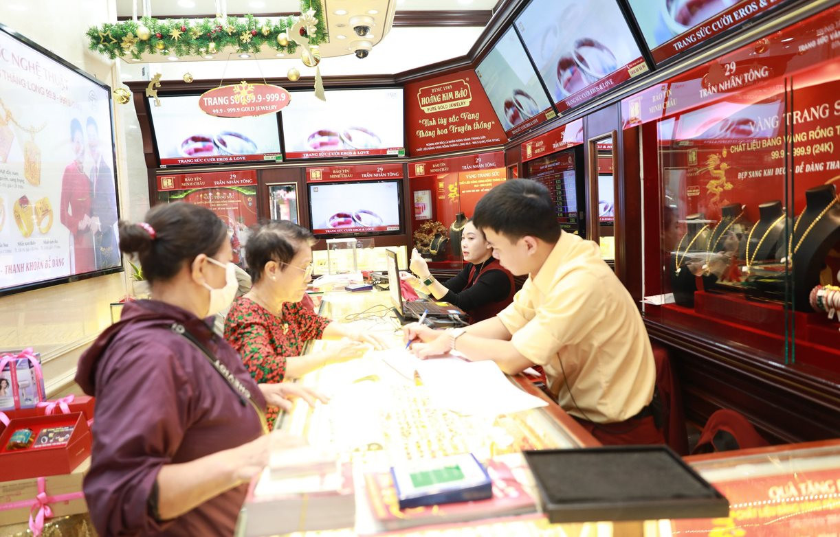 Người dân mua vàng tại Công ty TNHH Bảo Tín Minh Châu. Ảnh: Nguyễn Quang
