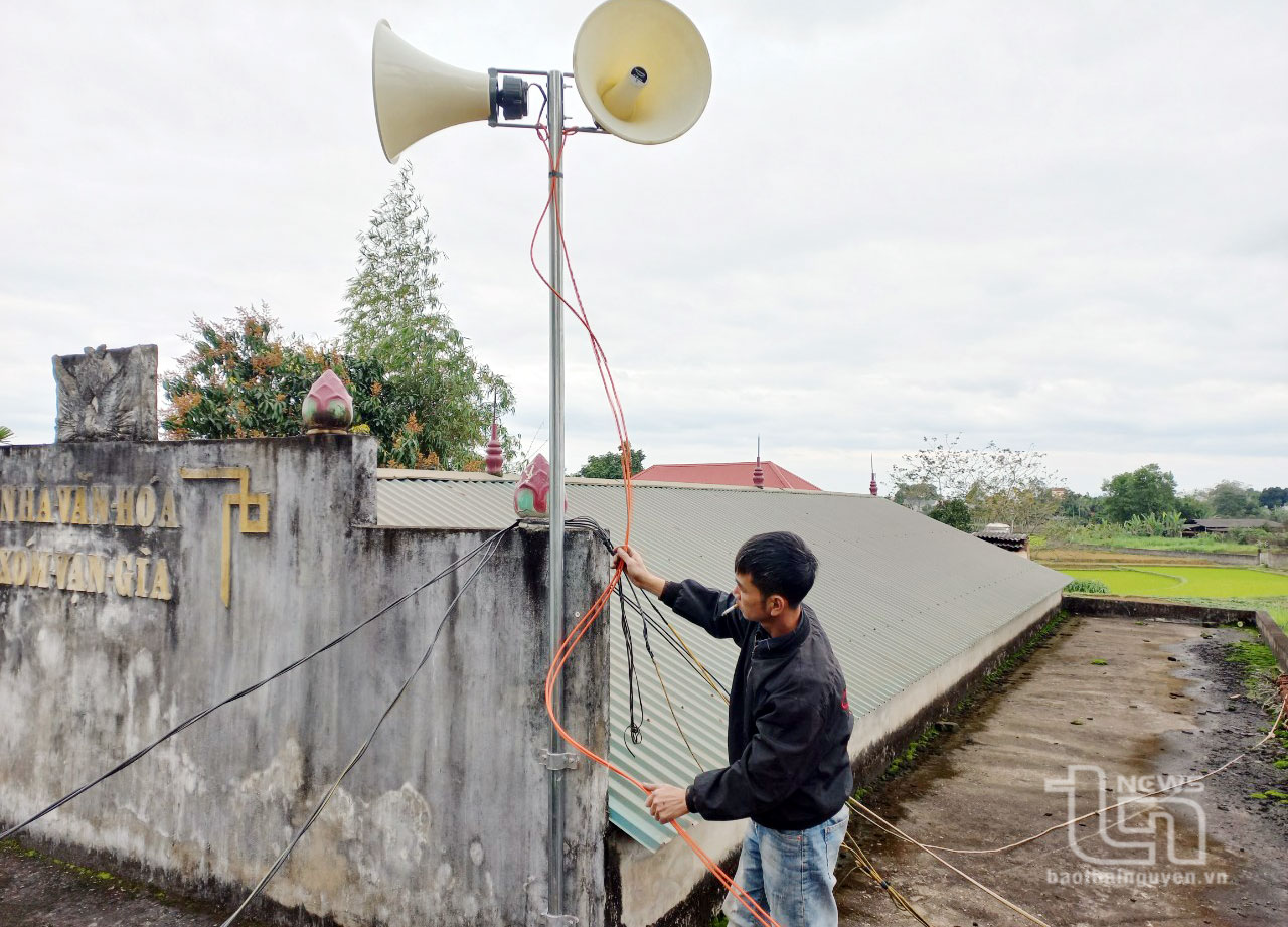 Đơn vị lắp đặt lắp các cụm loa của đài truyền thanh ứng dụng công nghệ thông tin - viễn thông ở các nhà văn hóa tại xã Bảo Lý (Phú Bình).
