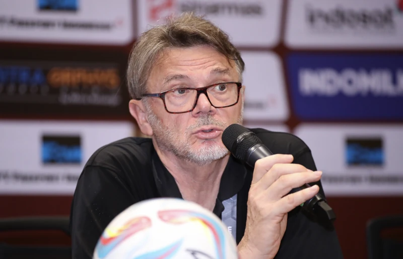 Huấn luyện viên Philippe Troussier trả lời họp báo sau trận thua 0-1 trước Indonesia. (Ảnh: VFF)