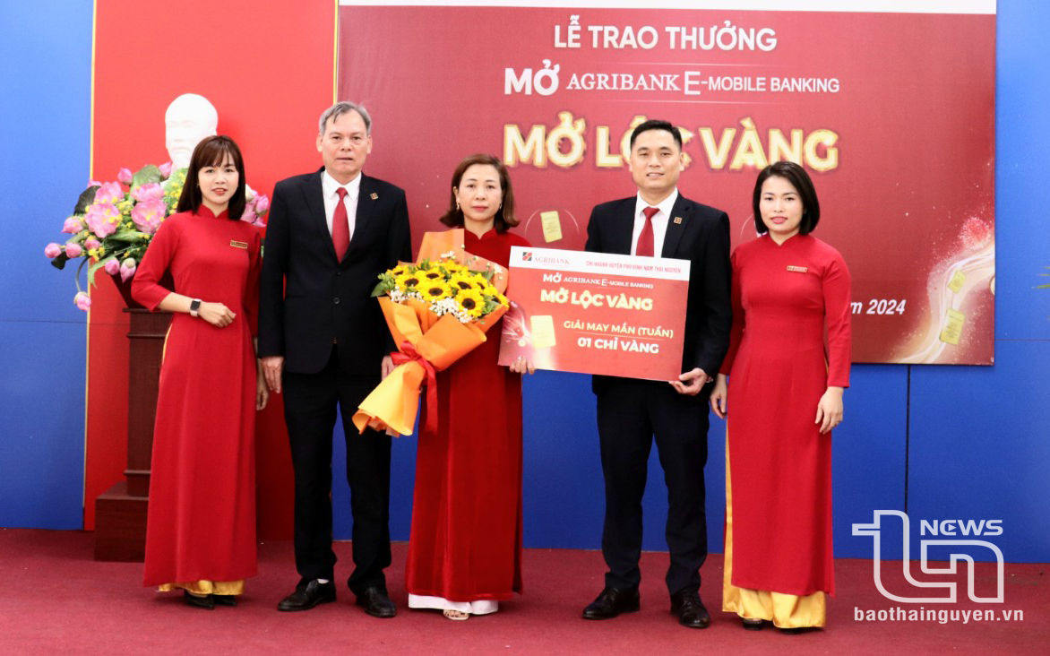 Lãnh đạo Agribank Phú Bình trao thưởng cho khách hàng.