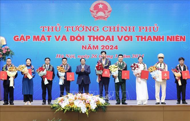 Thủ tướng Phạm Minh Chính tặng hoa chúc mừng các Gương mặt trẻ Việt Nam triển vọng năm 2023. Ảnh: Dương Giang/TTXVN