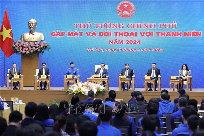 Thủ tướng Phạm Minh Chính và đại diện các bộ, ngành, lĩnh vực tham gia đối thoại với thanh niên. Ảnh: Dương Giang/TTXVN