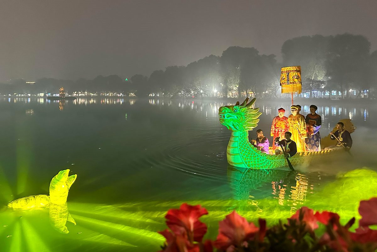 Tour đêm “Ngọc Sơn - Đêm huyền bí” kết hợp công nghệ chiếu sáng 3D mapping và trình diễn bán thực cảnh thu hút du khách trải nghiệm.