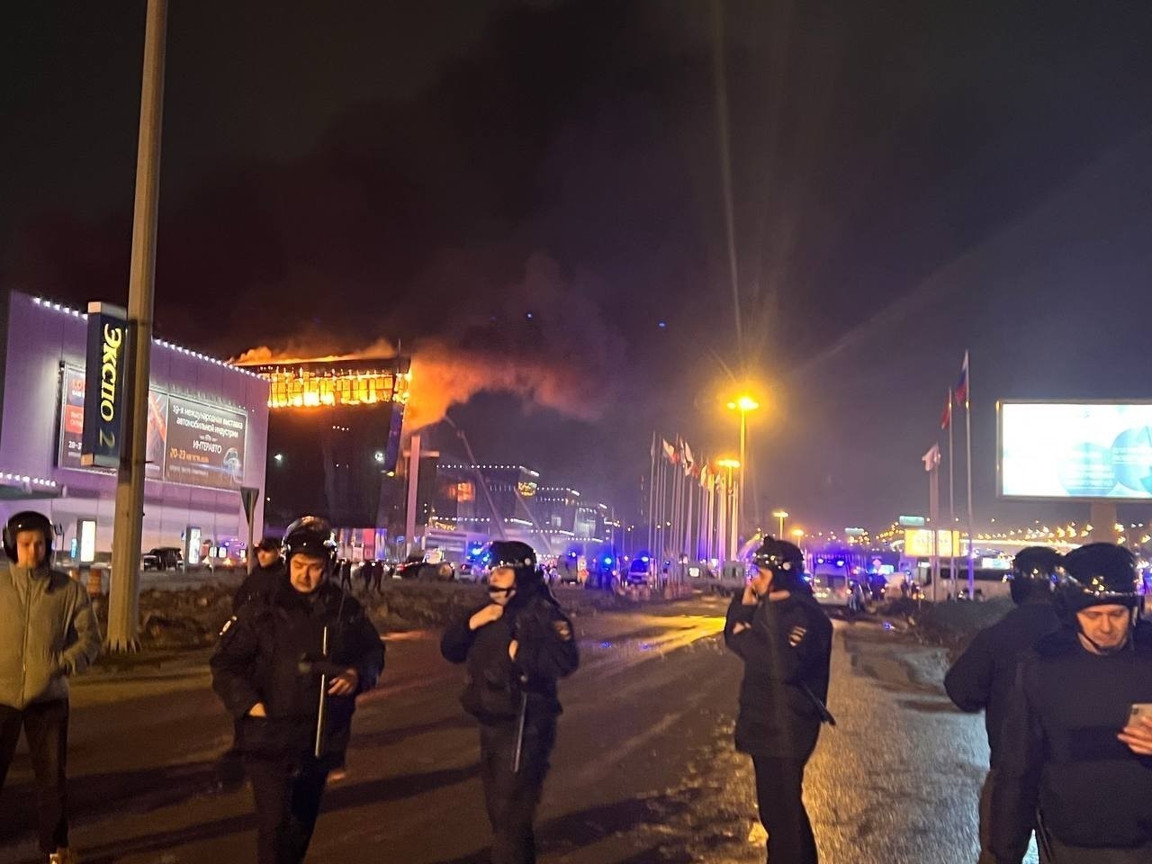 Lực lượng chức năng được triển khai tại hiện trường vụ tấn công nhằm vào trung tâm thương mại
“Crocus City Hall” ở Moskva, Nga tối 22/3/2024. Ảnh: THX/TTXVN