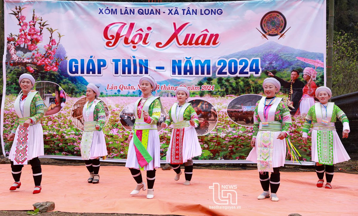 参加节日时游客可以欣赏到充满蒙族传统文化特色的歌舞表演。