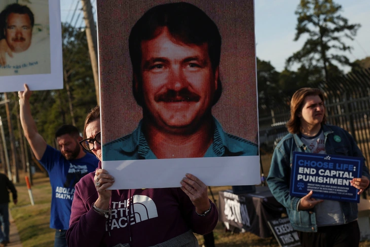 Người dân biểu tình bên ngoài Sở Cải huấn South Carolina, nơi ông Sigmon thi hành án - Ảnh: REUTERS