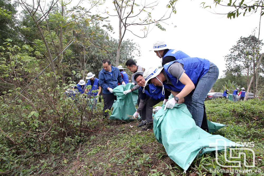 After the program, staff from the Environmental Protection Fund and SEVT, along with local residents, collected waste and cleaned the environment around several lakes in the area.