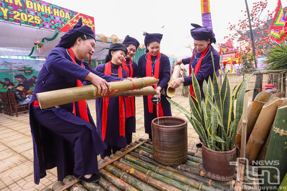 Nhiều phụ nữ dân tộc mạnh dạn tham gia biểu diễn, lưu truyền văn hóa truyền thống.