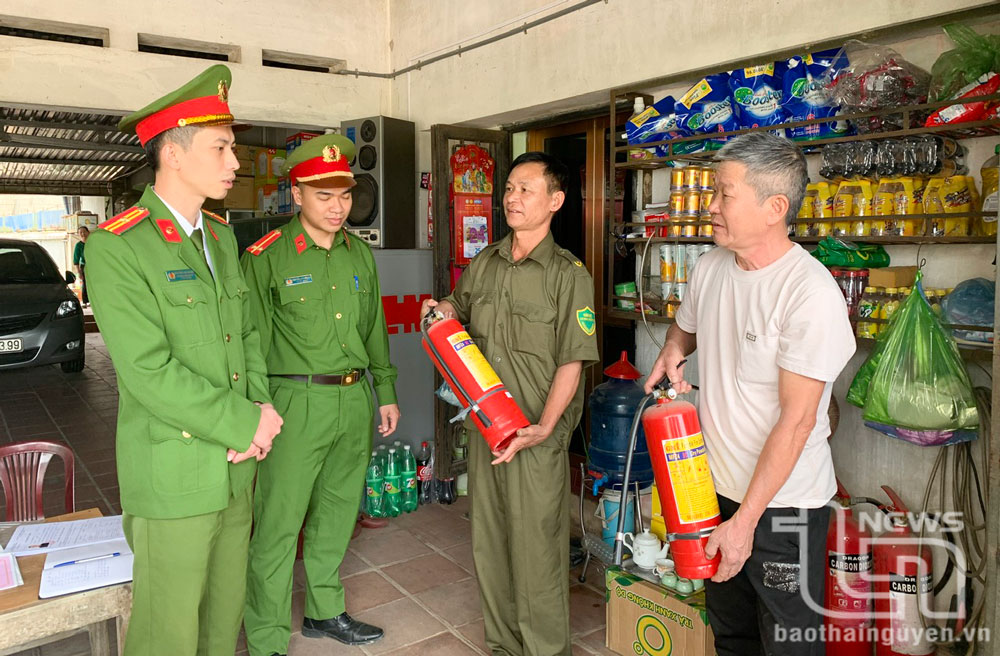 Lực lượng Công an xã Khôi Kỳ (Đại Từ) kiểm tra, hướng dẫn người dân về công tác phòng cháy, chữa cháy.