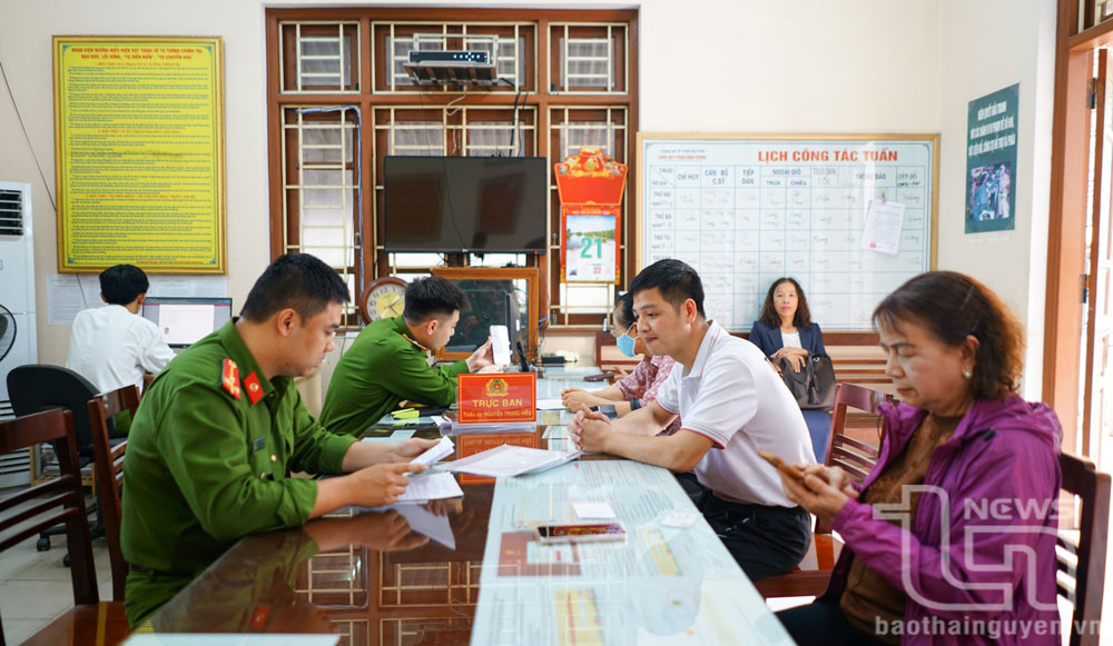 Công an phường Phan Đình Phùng (TP. Thái Nguyên) tiếp nhận và giải quyết các thủ tục hành chính cho người dân tại trụ sở làm việc.