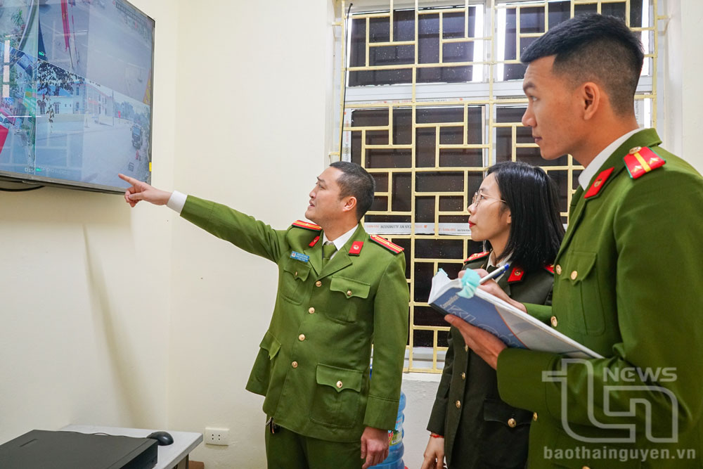 Kiểm tra tình hình an ninh trật tự, an toàn giao thông qua hệ thống camera an ninh của Công an thị trấn Hùng Sơn (Đại Từ).