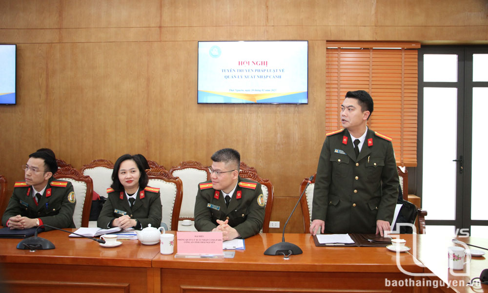 Cán bộ Phòng Quản lý xuất nhập cảnh (Công an tỉnh) thông tin tới các đại biểu tham dự Hội nghị tuyên truyền pháp luật về xuất nhập cảnh tại Đại học Thái Nguyên về tình hình xử lý vi phạm liên quan đến nội dung này trên địa bàn.