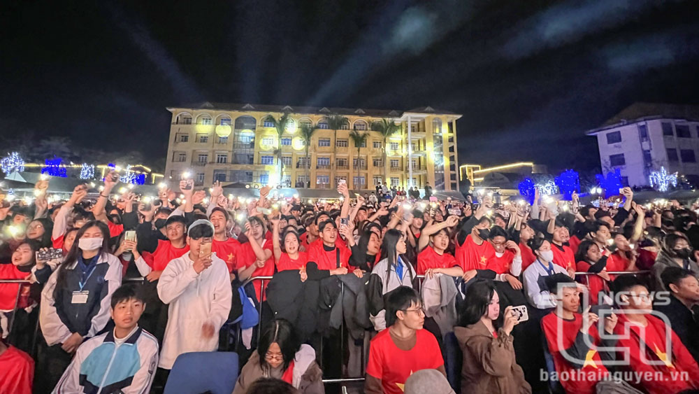 Đông đảo khán giả và sinh viên Trường Đại học Công nghệ Thông tin và Truyền thông (Đại học Thái Nguyên) cổ vũ tại Đêm nhạc.