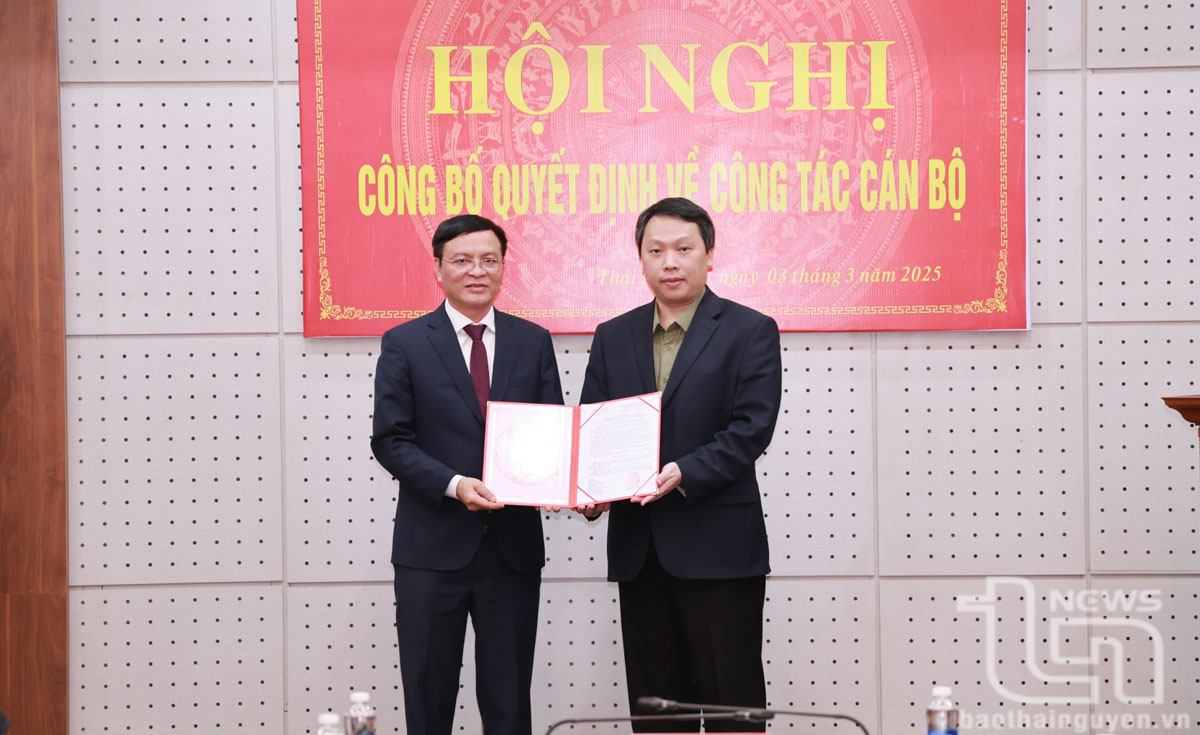 타이응우옌성 산업단지위원회 신임위원장의 임명장을 수여하는 응우옌후이중(Nguyễn Huy Dũng) 타이응우옌성 인민위원회 위원장