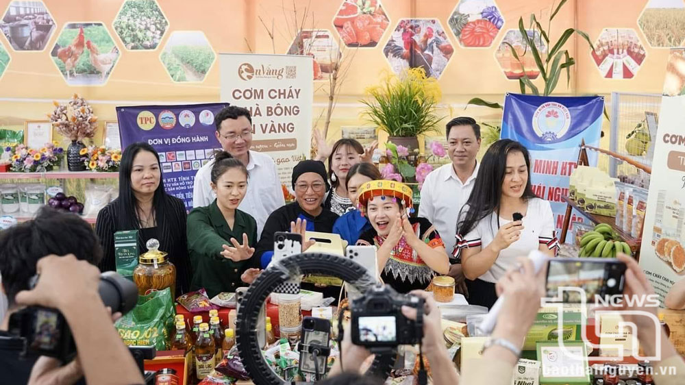 交易会上，许多展位还举行直播带货活动