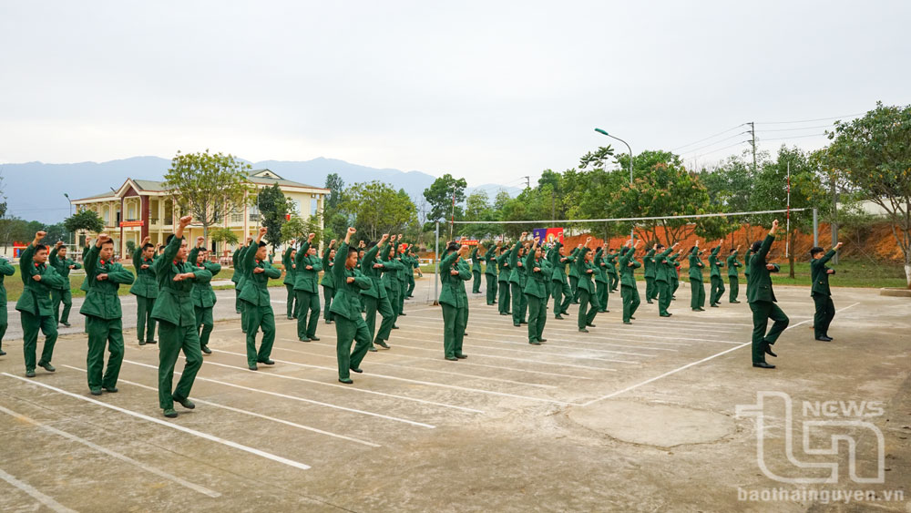 Chiến sĩ mới tại Trung đoàn 832 (Bộ Chỉ huy Quân sự tỉnh) học các vũ điệu tập thể trong Quân đội.