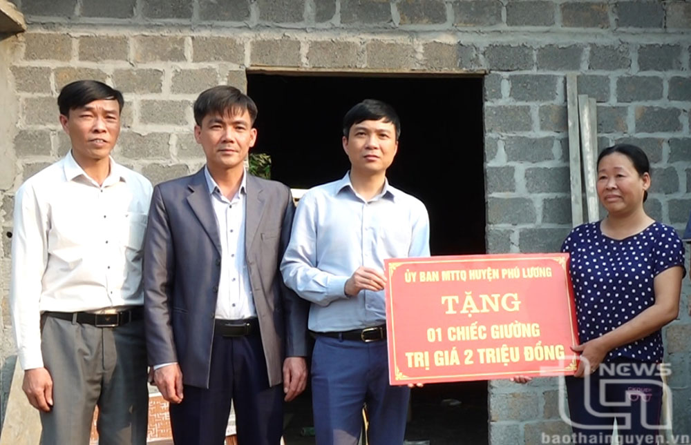 Đoàn công tác của Ủy ban MTTQ tỉnh và huyện Phú Lương tặng quà gia đình bà Nguyễn Thị Phương, ở xóm Thượng, xã Yên Đổ.