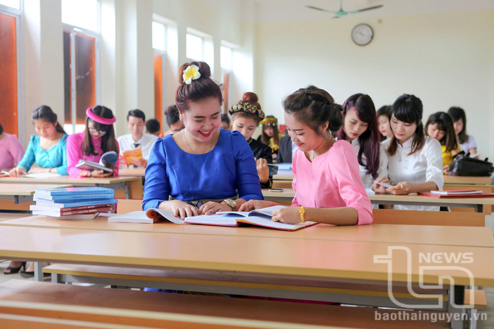 Lưu học sinh Lào trong giờ nghiên cứu, thảo luận.