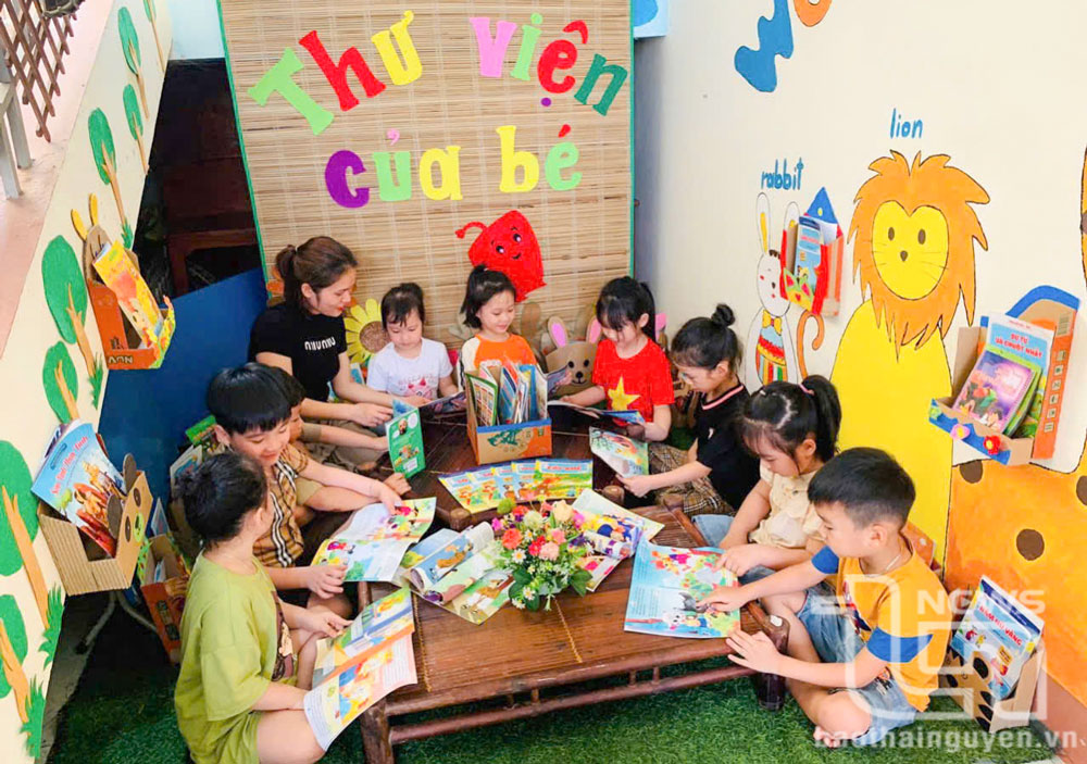 Cô và trò Trường Mầm non Trung Hội (Định Hóa) tham gia hoạt động “Thư viện của bé”.