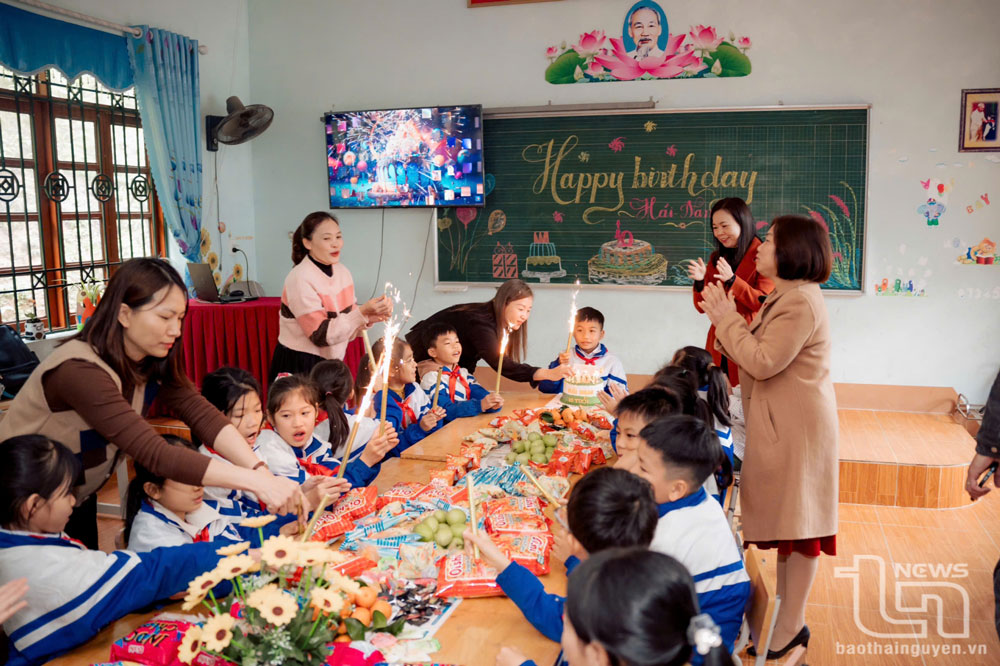 Những người mẹ đỡ đầu tổ chức sinh nhật cho các con bên thầy cô, bạn bè để con cảm nhận được niềm hạnh phúc, thương yêu.