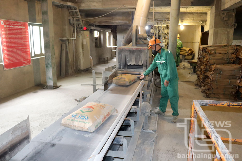 Nhà máy xi măng Quán Triều - Công ty Cổ phần xi măng Quán Triều - VVMI hoạt động tại Cụm công nghiệp An Khánh 1 (Đại Từ) với công suất với công suất 820 ngàn tấn/năm, đang giải quyết việc làm cho hơn 300 lao động.