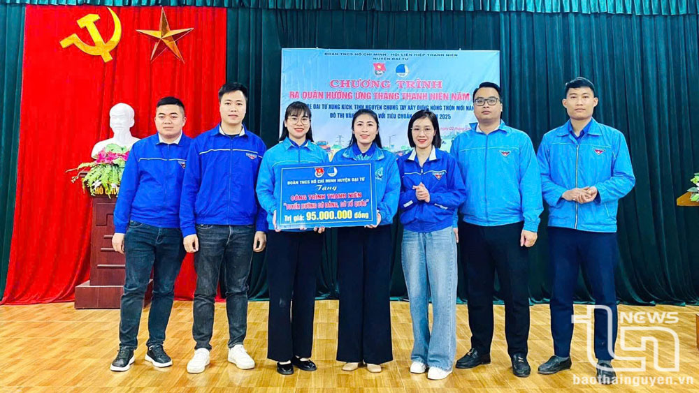 Huyện đoàn Đại Từ bàn giao công trình thanh niên Tuyến đường cờ Đảng, cờ Tổ quốc được triển khai thực hiện tại 28 tuyến đường ở các xã, thị trấn trong huyện.