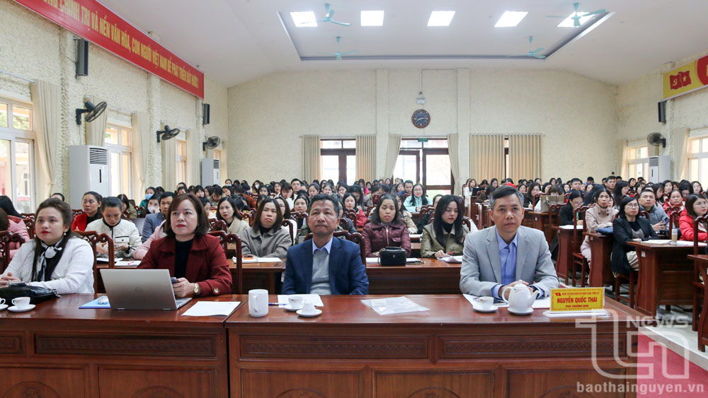 Các đại biểu và học viên tại lớp tập huấn.
