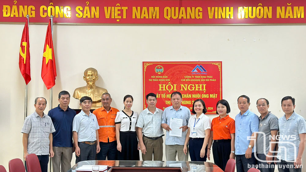 Lễ ra mắt Tổ hợp tác nuôi ong mật thị trấn Hùng Sơn.