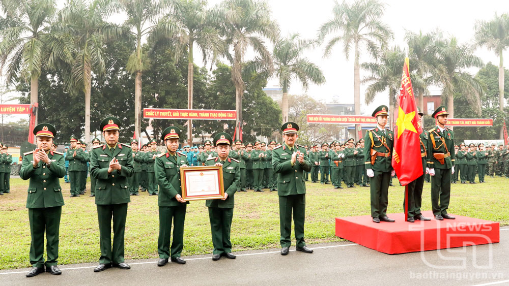 Thừa ủy quyền của Chủ tịch nước, Thiếu tướng La Công Phương trao Huân chương Bảo vệ Tổ quốc hạng Ba tặng Bộ Chỉ huy Quân sự tỉnh.