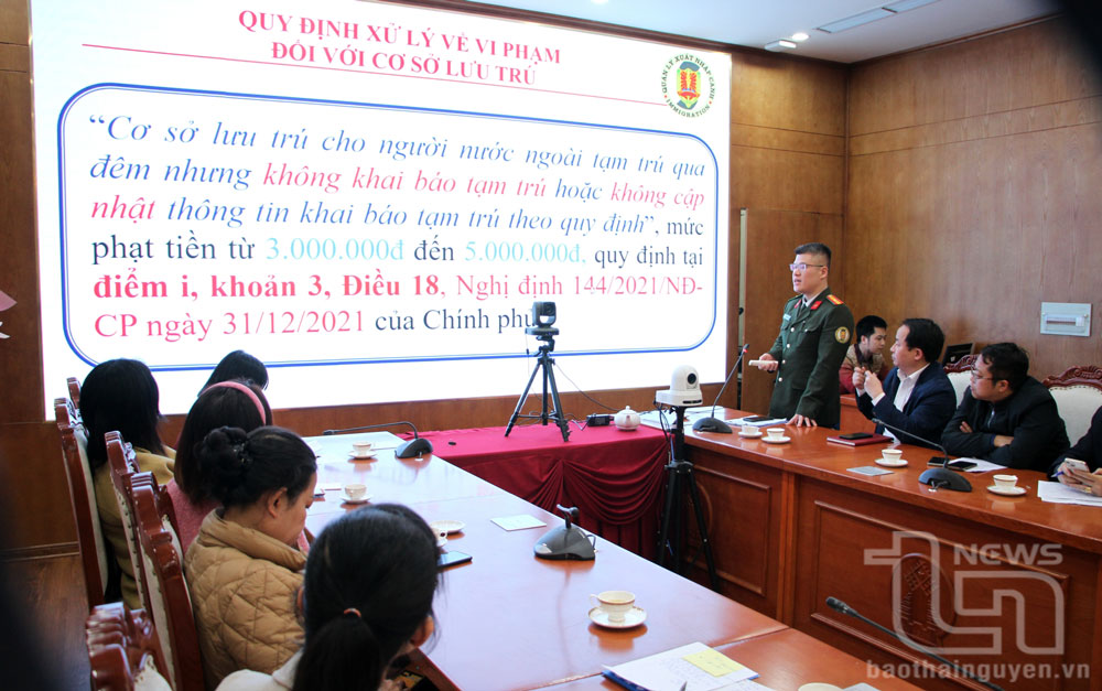 Cán bộ Phòng Quản lý xuất nhập cảnh (Công an tỉnh) thường xuyên phối hợp, tuyên truyền pháp luật về xuất nhập cảnh tại Đại học Thái Nguyên.