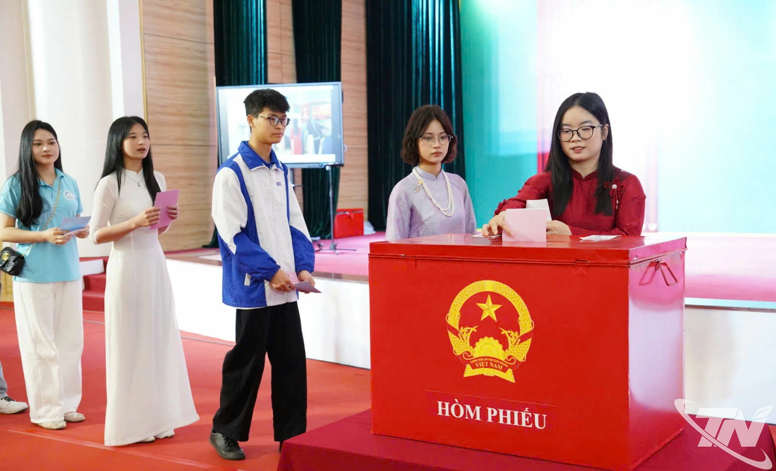 Các cử tri là sinh viên bỏ phiếu bầu cử.