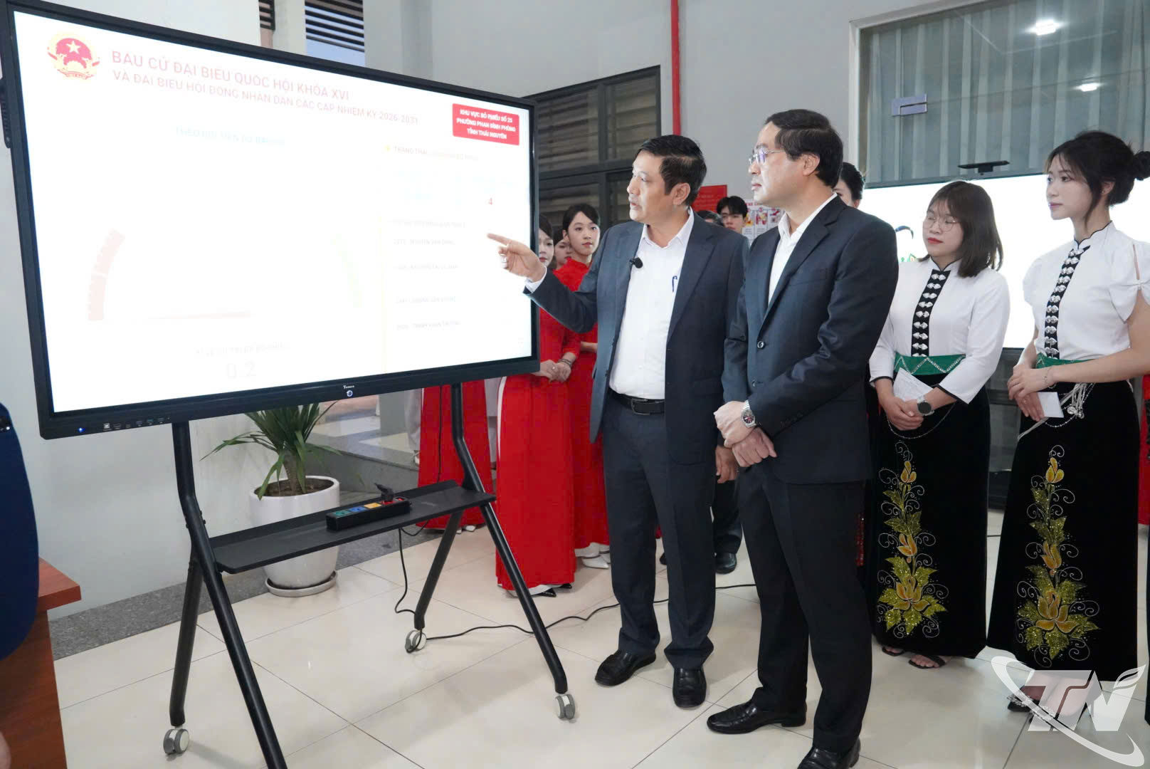 Đồng chí Bí thư Tỉnh ủy Trịnh Xuân Trường và các đại biểu đến dự khai mại bầu cử tại khu vực bỏ phiếu số 25, phường Phan Đình Phùng.