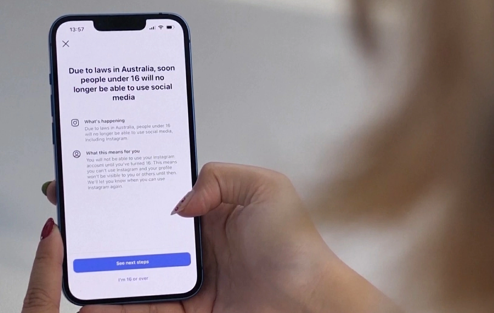 Australia cảnh báo có thể khởi kiện các tập đoàn mạng xã hội vì bị cho là vi phạm lệnh cấm người dưới 16 tuổi sử dụng nền tảng.