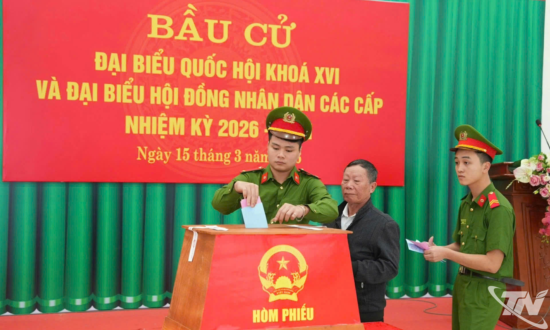 Cán bộ, chiến sĩ Công an bầu cử.