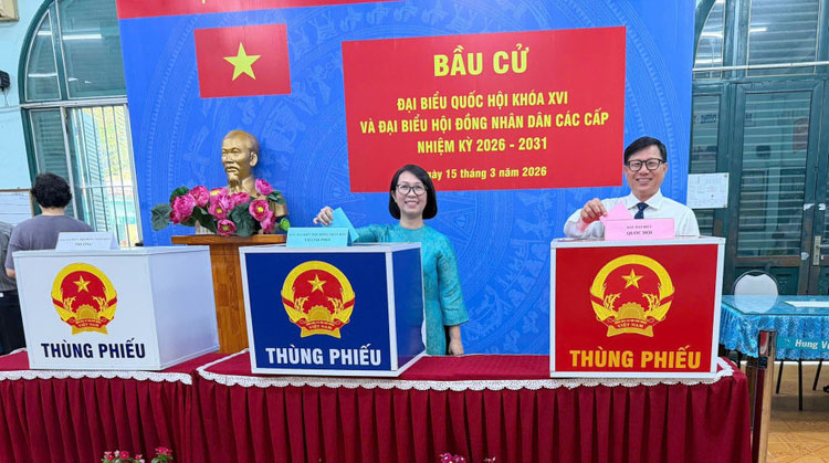 Ông Đinh Hoàng Hà và vợ Nguyễn Ngọc Minh (kiều bào Singapore) tham gia bỏ phiếu bầu cử tại điểm bầu cử phường Chợ Lớn, thành phố Hồ Chí Minh.