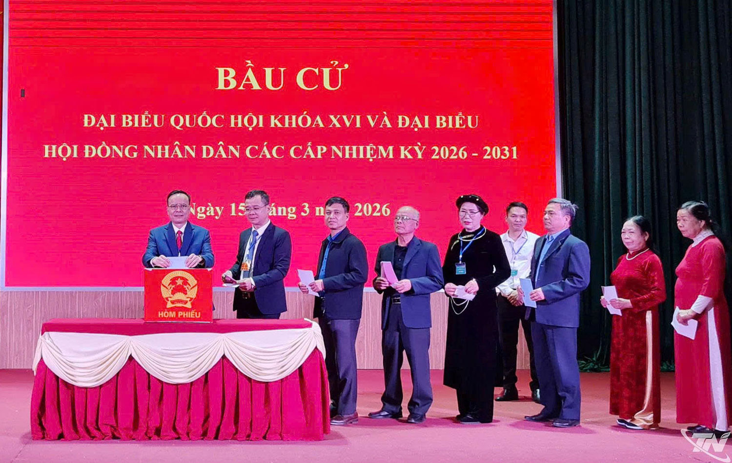 Đồng chí Đồng Văn Lưu, Phó Chủ tịch HĐND tỉnh tham gia bầu cử tại khu vực bỏ phiếu số 8, xã Ngân Sơn.