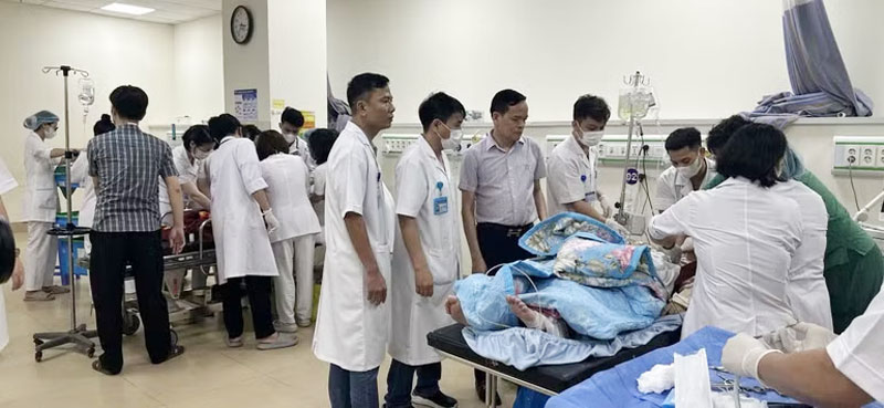 Bệnh viện đa khoa Vĩnh Phúc đang tiếp nhận, cứu chữa 4 nạn nhân trong vụ tai nạn.