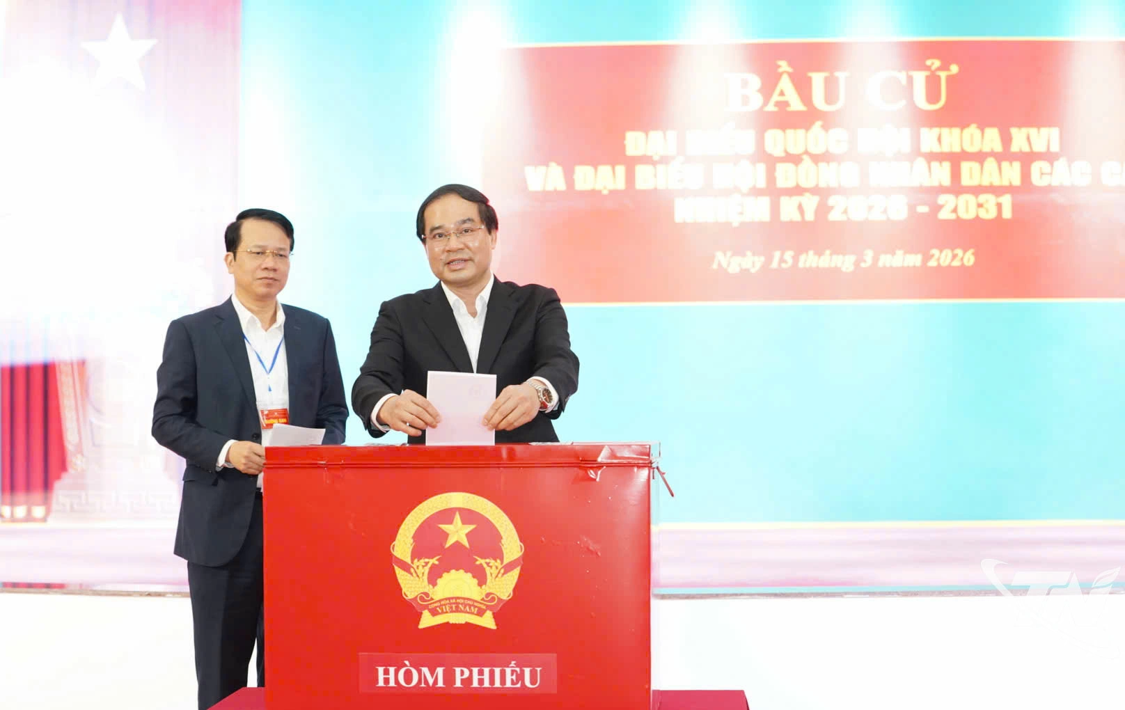 Đồng chí Bí thư Tỉnh ủy Trịnh Xuân Trường bỏ phiếu tại khu vực bỏ phiếu số 25, phường Phan Đình Phùng.