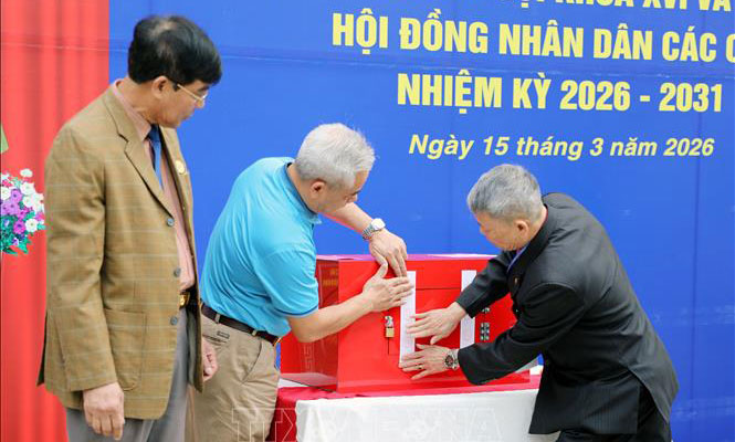 Tổ bầu cử phường Việt Trì (Phú Thọ) kiểm tra, niêm phong hòm phiếu, bảo đảm đúng quy định của pháp luật. Ảnh: Tạ Toàn/TTXVN