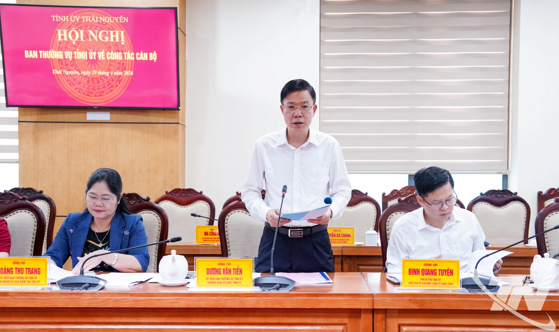 Đồng chí Dương Văn Tiến, Ủy viên Ban Thường vụ, Trưởng Ban Tổ chức Tỉnh ủy, trình bày Tờ trình về việc bổ sung Ủy viên Ban Thường vụ Tỉnh ủy và Ủy viên Ban Chấp hành Đảng bộ tỉnh nhiệm kỳ 2025-2030.