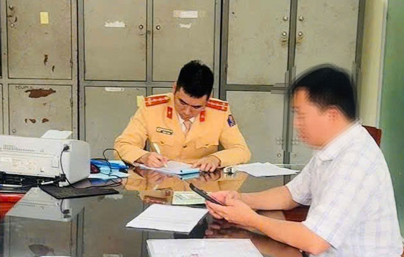 Lực lượng Cảnh sát giao thông làm việc với lái xe L.D.T.