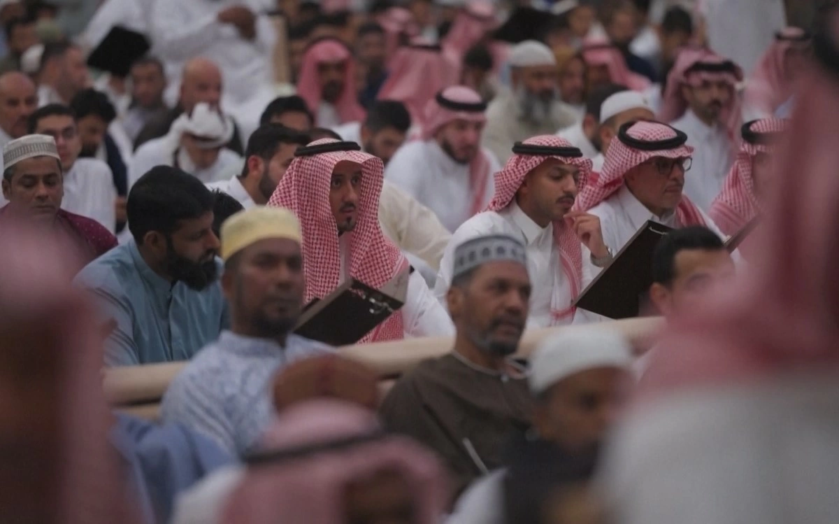 Tín đồ Hồi giáo tập trung tại Nhà thờ Hồi giáo Sheikh Suleiman Al-Awda để tham dự lễ cầu nguyện Eid al-Fitr. 