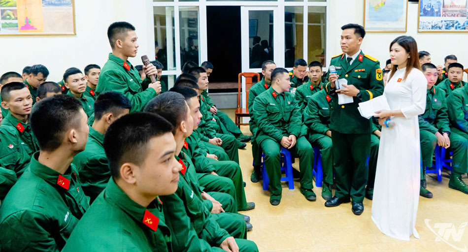 Giao lưu giữa cán bộ, chiến sĩ cũ với chiến sĩ mới.