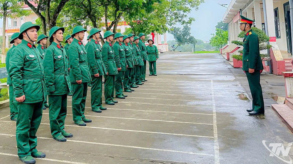 Huấn luyện điều lệnh đội ngũ tại Lữ đoàn 382.