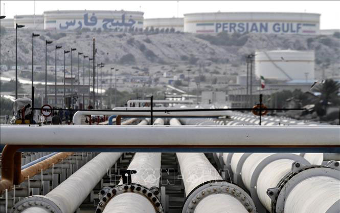 Các đường ống dẫn dầu tại một cơ sở khai thác dầu của Iran trên đảo Khark ở ngoài khơi vùng Vịnh. Ảnh: AFP/TTXVN
